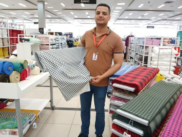 Super Saldão das Mães agita o setor de tecidos do Armazém Paraíba em Floriano