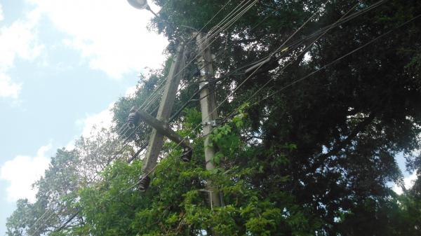 Postes de energia el&eacute;trica s&atilde;o atingidos por ve&iacute;culos, deixando moradores sem energia em Floriano.(Imagem:FlorianoNews)
