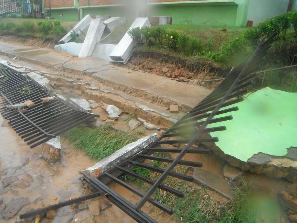  Chuva derruba muro da 10&ordf; Regional de Sa&uacute;de de Floriano.(Imagem:FlorianoNews)