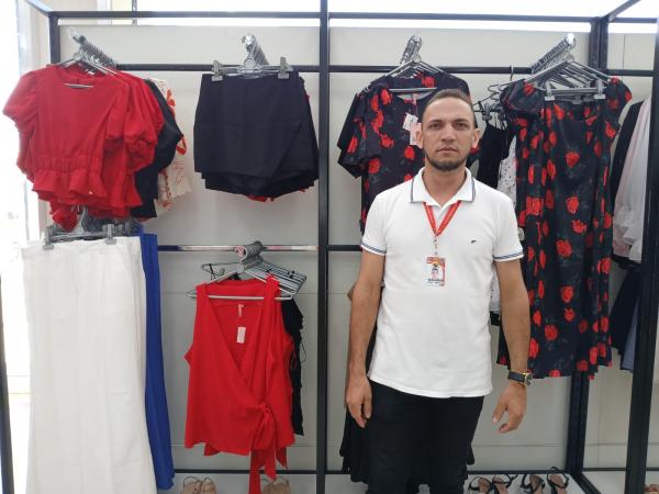 Wagner, chefe do setor de confec&ccedil;&otilde;es.(Imagem:FlorianoNews)