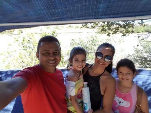 Francisco Costa posa com a ex-mulher e as filhas.(Imagem:Reprodu&ccedil;&atilde;o/Whatsapp)