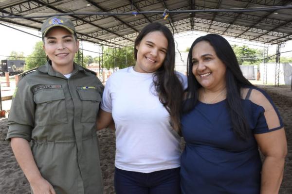 Major Sheyla Chaves, com Daniele Costa e a m&atilde;e, Maria Costa.(Imagem:Francisco Leal)