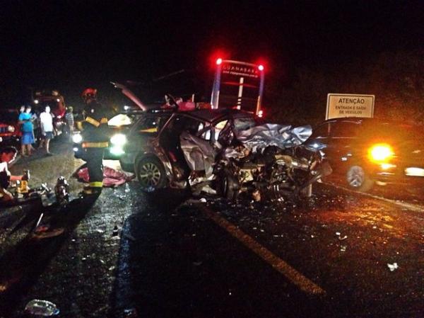 Carro que levava a fam&iacute;lia ficou completamente destru&iacute;do.(Imagem:Renan Brito)