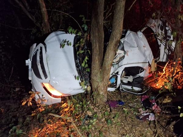 Mulher morre e três pessoas ficam gravemente feridas após colisão em árvore no Piauí