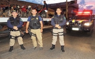 PRF flagra adolescentes conduzindo motocicletas no litoral
