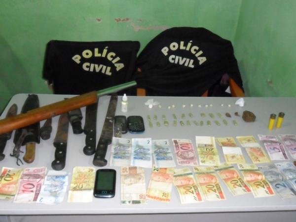A pol&iacute;cia apreendeu maconha, papelotes de coca&iacute;na e armas.(Imagem: Divulga&ccedil;&atilde;o/Pol&iacute;cia Civil)