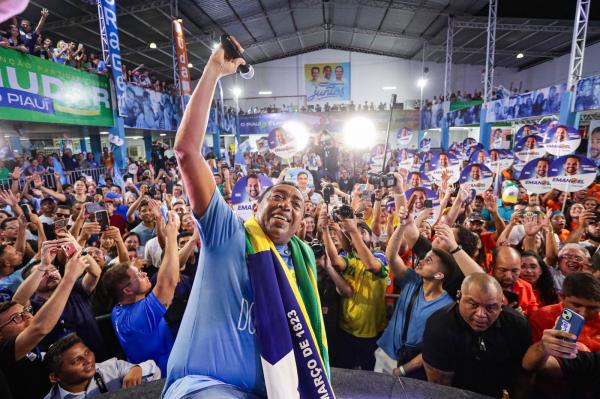 "Que time do povo é esse?", questiona Joel em convenção que reúne multidão e oficializa candidatura