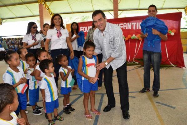 Prefeito Gilberto e Secretária de Educação entregam kit escolar para crianças da Educação Infantil