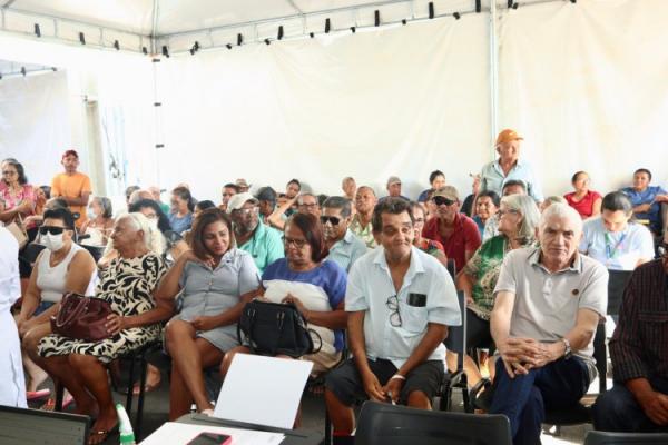Gestores da regi&atilde;o visitam servi&ccedil;os da Carreta da Oftalmologia em Floriano.(Imagem:Secom)