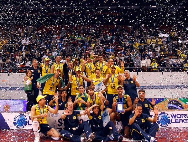 Sele&ccedil;&atilde;o abre as duas m&atilde;os para mostrar os nove t&iacute;tulos conquistados na Liga Mundial(Imagem:Reuters)