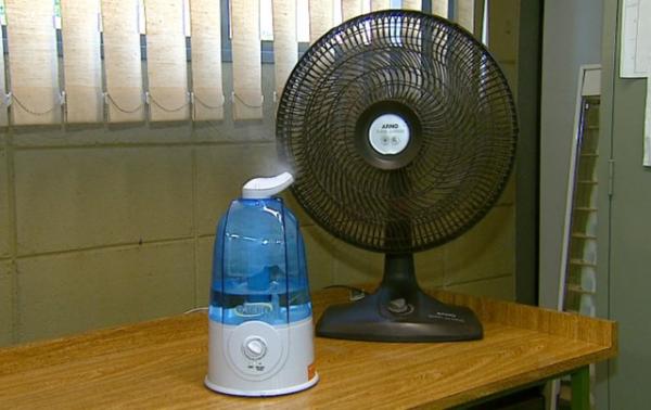 Combinar ventilador e vaporizador ajuda a minimizar o calor.(Imagem:Ely Ven&acirc;ncio/EPTV)