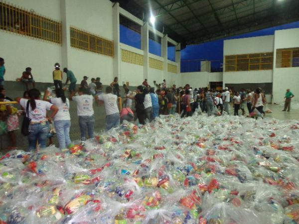 Prefeitura de Floriano realiza distribui&ccedil;&atilde;o de cestas b&aacute;sicas.(Imagem:FlorianoNews)