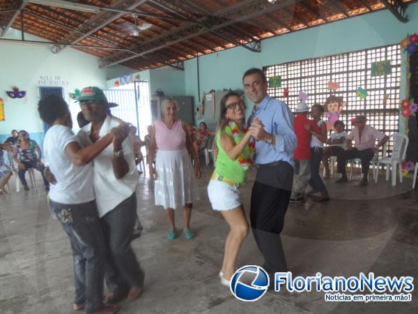 Centro de Refer&ecirc;ncia da Assist&ecirc;ncia Social realizou pr&eacute;via carnavalesca para idosos.(Imagem:FlorianoNews)