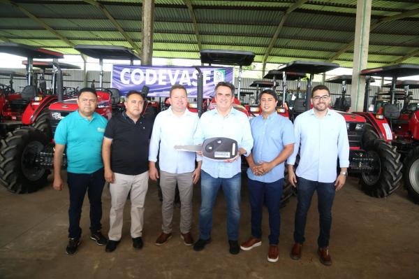 Ciro Nogueira entrega tratores e equipamentos agrícolas a prefeitos