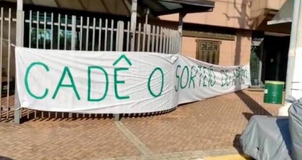 Torcedores do Palmeiras vão à sede da FPF protestar contra arbitragem