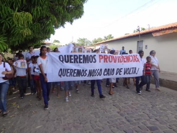 Realizado ato p&uacute;blico de mobiliza&ccedil;&atilde;o em prol de aluno desaparecido.(Imagem:FlorianoNews)