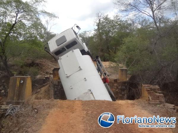 Caminh&atilde;o fica inclinado ap&oacute;s desabamento de ponte na zona rural de Floriano.(Imagem:FlorianoNews)