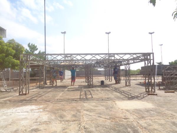 Palco para festa de aniversário do Programa Comando Geral já está sendo montado