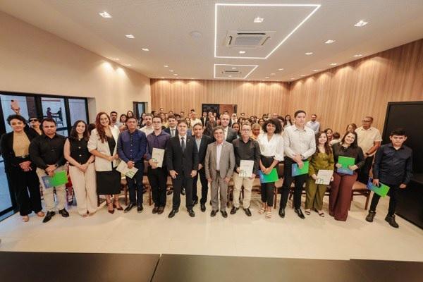 Novos servidores concursados da Alepi participam de posse solene
