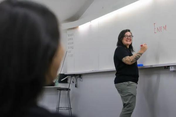 A professora Nat&aacute;lia Rocha Marques d&aacute; dicas para a reda&ccedil;&atilde;o do Enem.(Imagem:Fabio Rodrigues-Pozzebom/ Ag&ecirc;ncia Brasil)