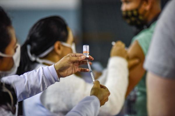Covid-19: Lei garante prioridade na vacinação de líderes religiosos, advogados e outros profissionai