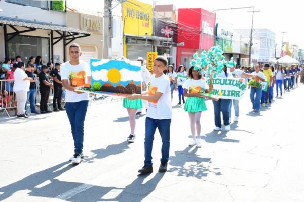 Desfile c&iacute;vico encerra solenidades da Semana da P&aacute;tria em Floriano(Imagem:Secom)