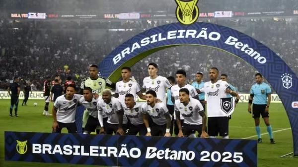 Time do Botafogo posa antes de enfrentar o Flamengo pelo Brasileir&atilde;o 2025.(Imagem:Andr&eacute; Dur&atilde;o)