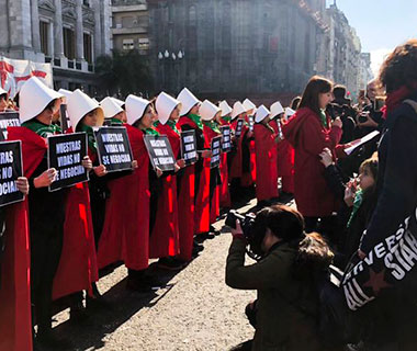 Senado derruba lei a favor do aborto na Argentina