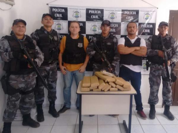 Homem tem surto, entra na mata e deixa carro com 30 kg de maconha