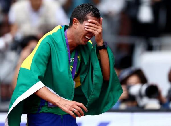 Caio Bonfim revela que não sabia que tinha ganho o ouro ao cruzar a linha de chegada