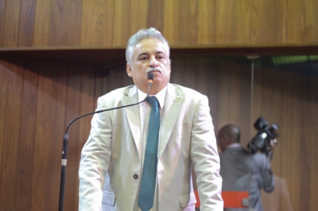 Robert Rios denuncia distribuição de calçamento como moeda política