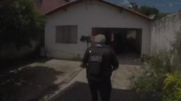 Policiais invadem boca de fumo e prendem traficante