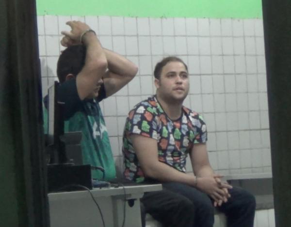 Dupla usa bloqueador para roubar veículos de estacionamento de supermercado