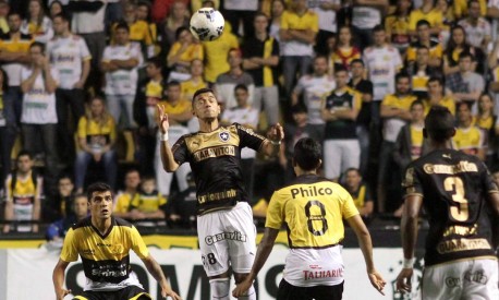 COM GOLS DE PÊNALTI, CRICIÚMA E BOTA EMPATAM E SEGUEM AMEAÇADOS