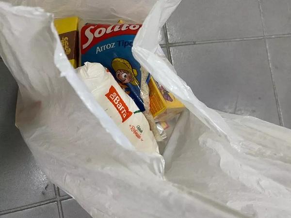  Saco com arroz &eacute; doado por escola para alunos em situa&ccedil;&atilde;o de vulnerabilidade.(Imagem:Arquivo pessoal )