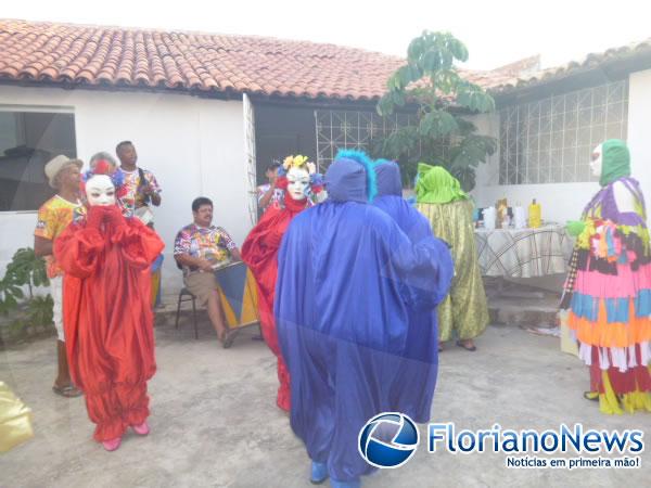 Bloco Chanas Cheirosas esquenta a quinta-feira pr&eacute;-carnaval em Floriano.(Imagem:FlorianoNews)