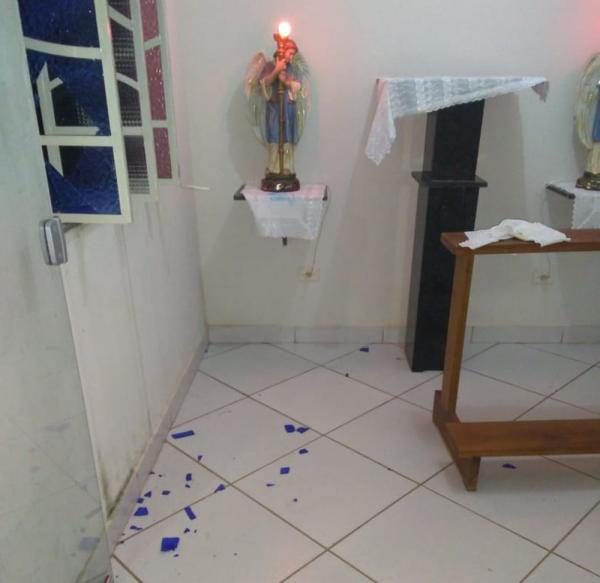 Criminosos quebraram janelas para invadir a Igreja Matriz de S&atilde;o Jos&eacute; Oper&aacute;rio, em Cocal de Telha, no Piau&iacute; (Imagem:Reprodu&ccedil;&atilde;o)