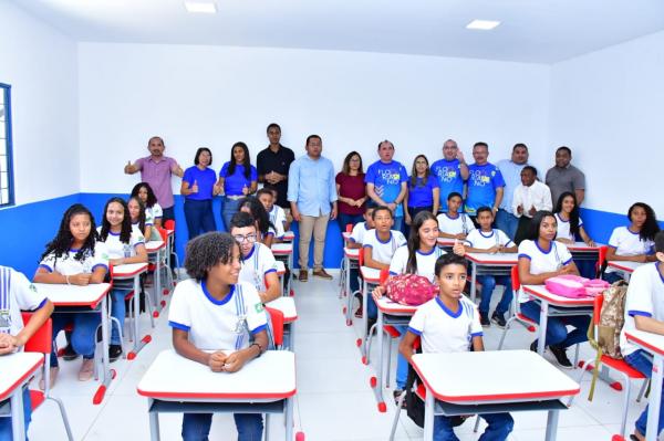 Vereadores participam de entregas do mercado p&uacute;blico e escola no Amolar.(Imagem:CMF)