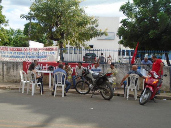 Trabalhadores da Eletrobras Piau&iacute; realizam paralisa&ccedil;&atilde;o contra privatiza&ccedil;&atilde;o.(Imagem:FlorianoNews)