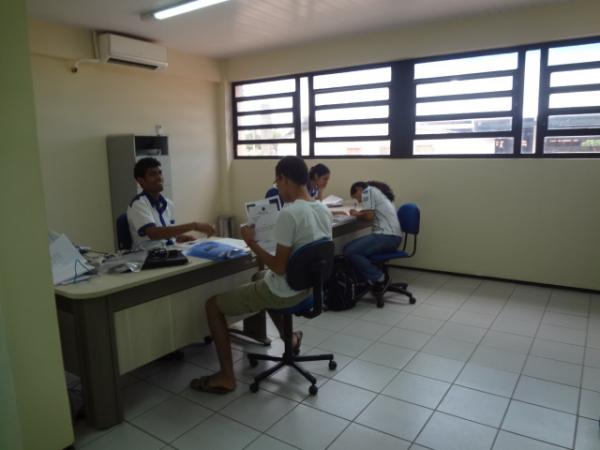 Estudantes se inscrevem em Pr&eacute;-vestibular gratuito.(Imagem:FlorianoNews)