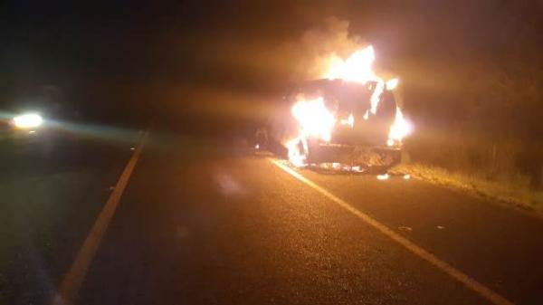 PRF atende ocorrência de incêndio a carro forte na BR 343