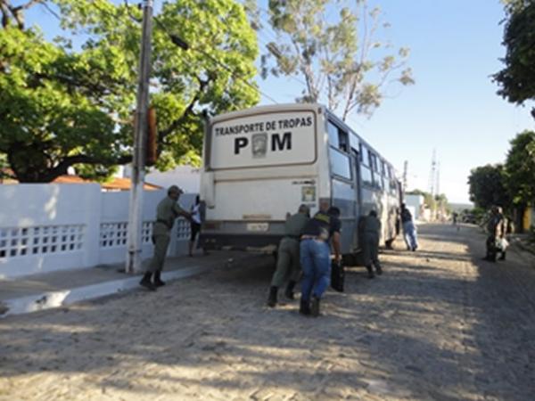 &Ocirc;nibus da pol&iacute;cia s&oacute; funciona no empurr&atilde;o(Imagem:FlorianoNews)