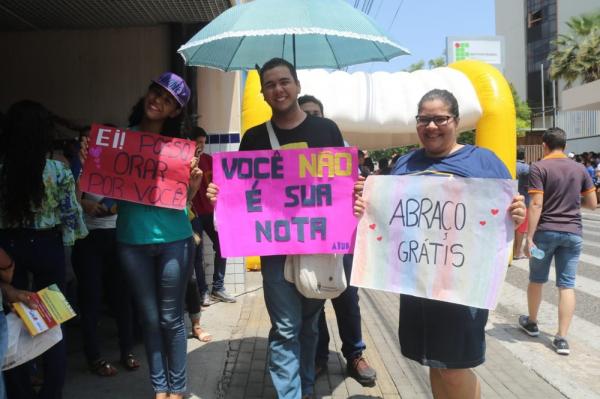 Grupo oferece canetas em troca de abraços para acalmar candidatos do Enem no Piauí