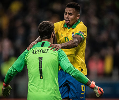 Brasil sofre, mas ganha nos pênaltis e avança à semifinal