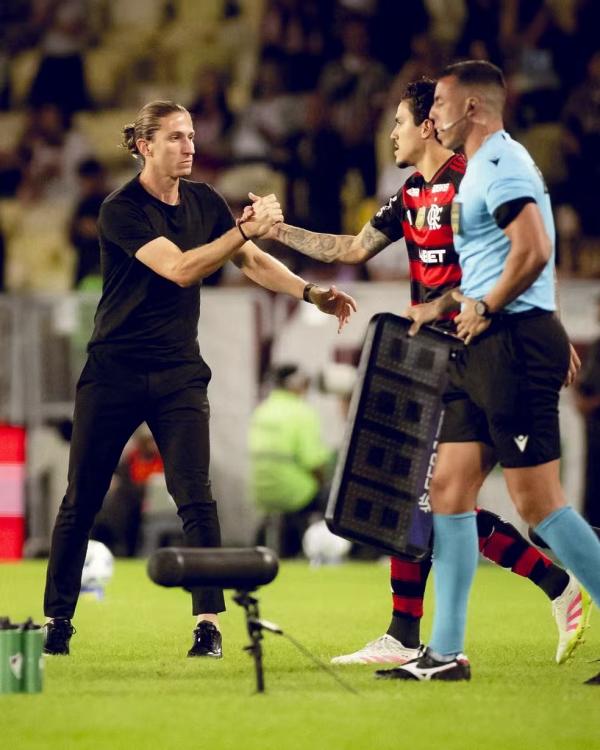 Filipe Lu&iacute;s e Pedro se cumprimentam em jogo do Flamengo.(Imagem:Adriano Fontes / Flamengo)
