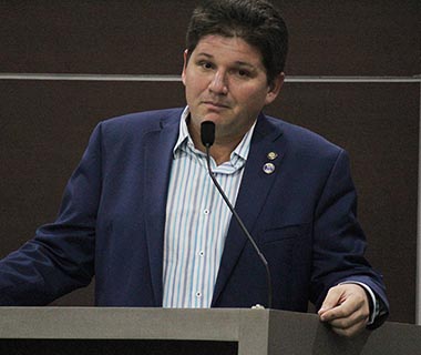 Secretário da Juventude passa mal durante reunião e vai parar em hospital