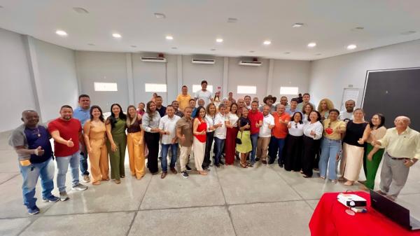 Dr. Francisco reúne vereadores e suplentes para apresentar ações do mandato em Floriano e região