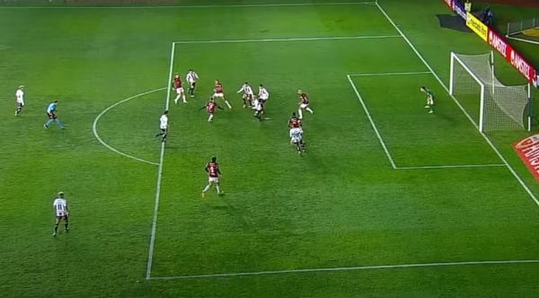 Chance de Luiz Ara&uacute;jo em Palestino x Flamengo bate em Gabigol impedido.(Imagem:Reprodu&ccedil;&atilde;o)