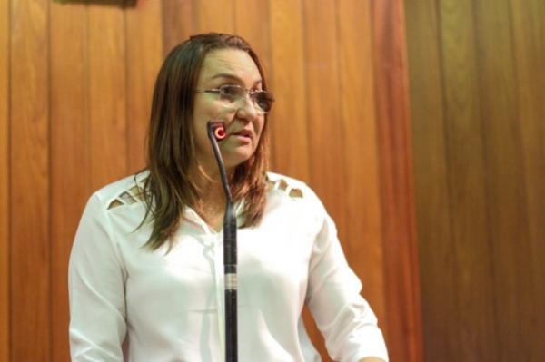 Flora Izabel destaca palestra de Maria da Penha sobre direitos das mulheres