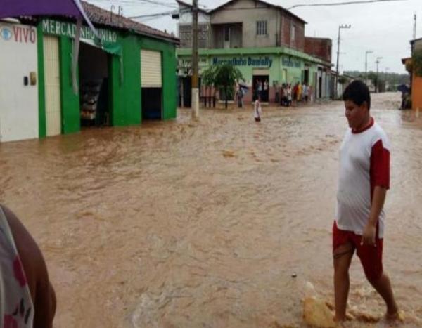 Corpo de Bombeiros faz travessia de fam&iacute;lias isoladas na cidade de Dom Inoc&ecirc;ncio.(Imagem:Cidadeverde.com)